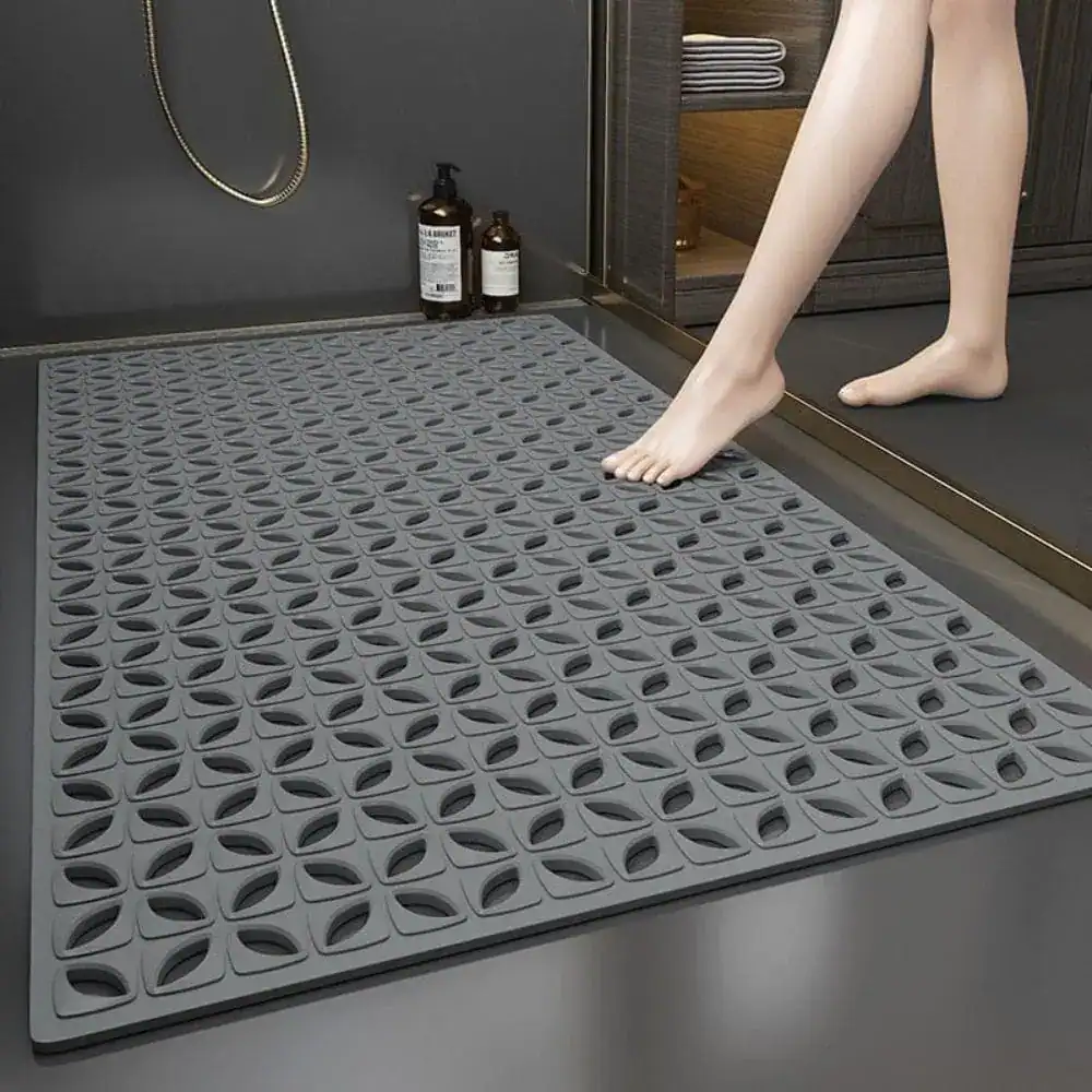 Grote antislip douchemat in grijs met bladmotief, voor badkamer.