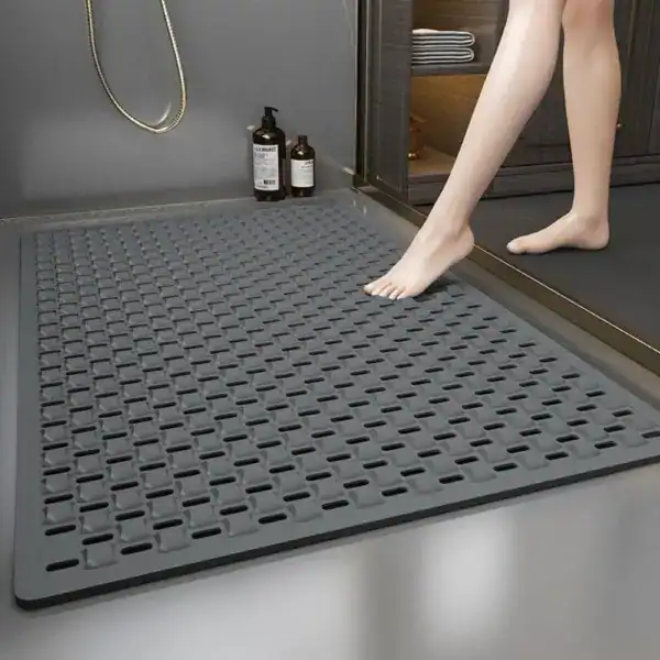 Grote antislip douchemat in grijs met textuur, voor badkamer.