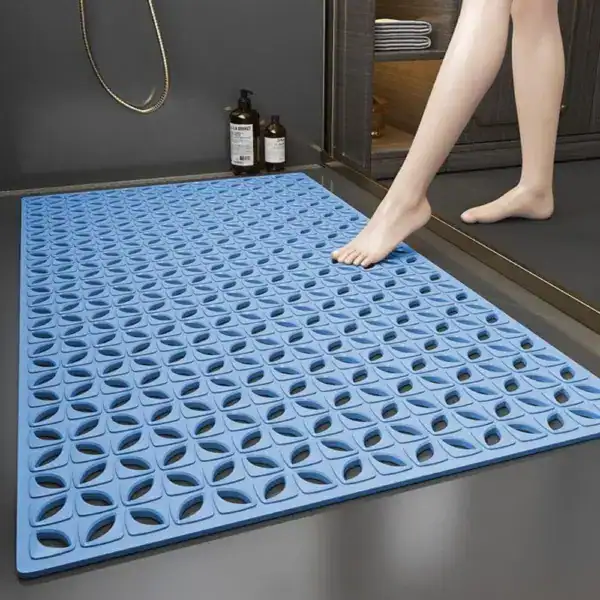 Blauwe douchemat antislip groot met gatenpatroon voor badkamer.