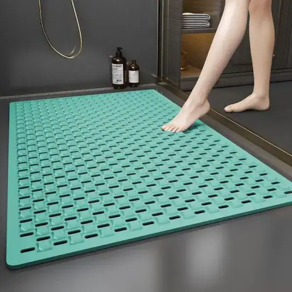 Grote turquoise douchemat met antislip structuur voor badkamer.