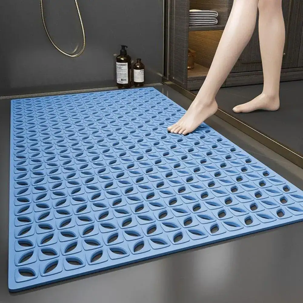 Blauwe douchemat antislip groot met gatenpatroon voor badkamer.