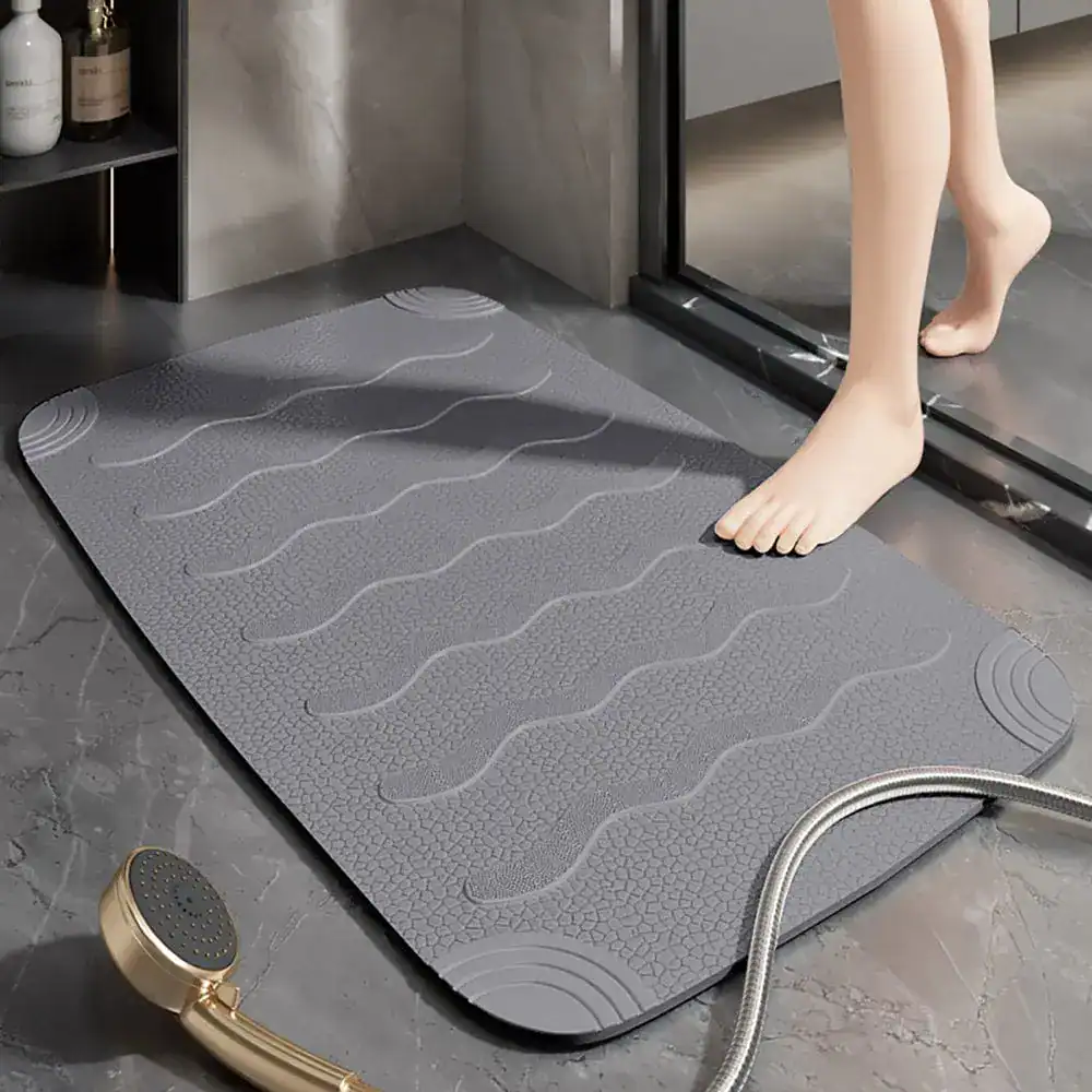 Grijze antislip douchemat voor inloopdouche met golfvormige textuur.