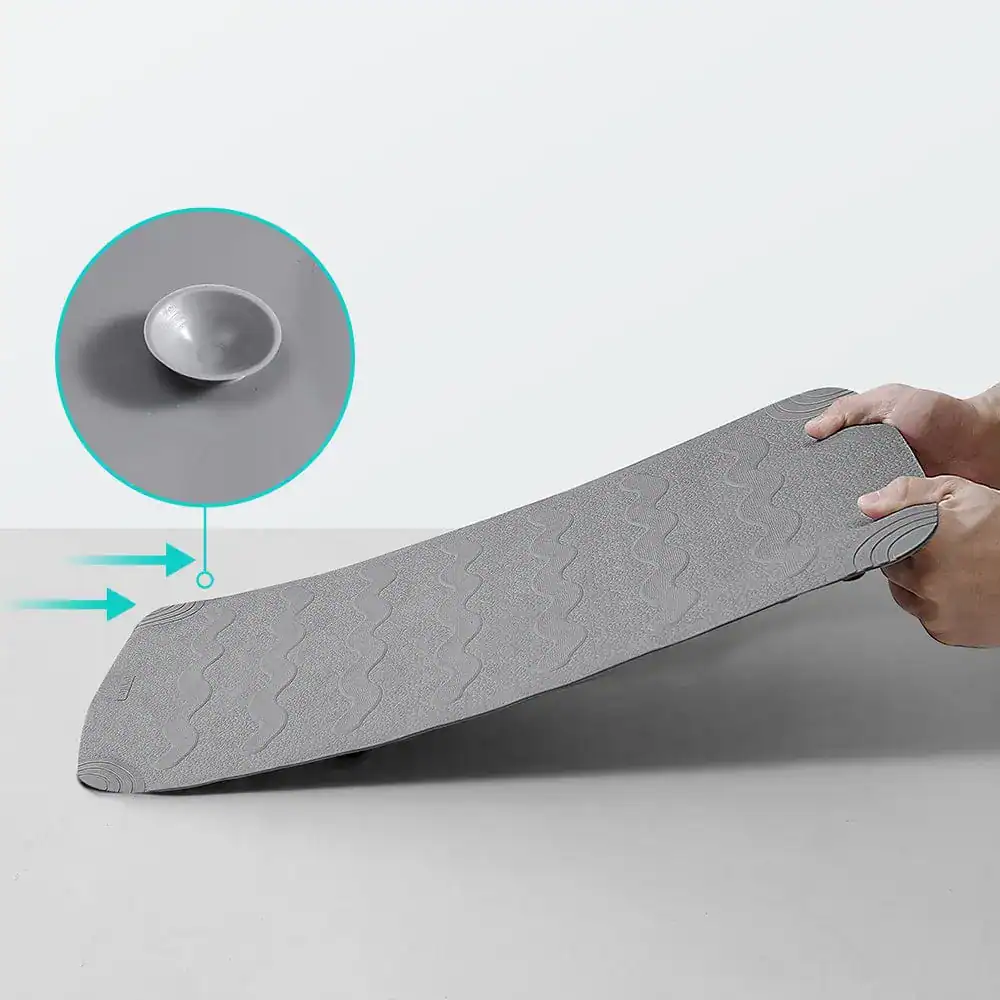 Grijze antislip douchemat voor inloopdouche met zichtbare zachte randen en slipvrije textuur.
