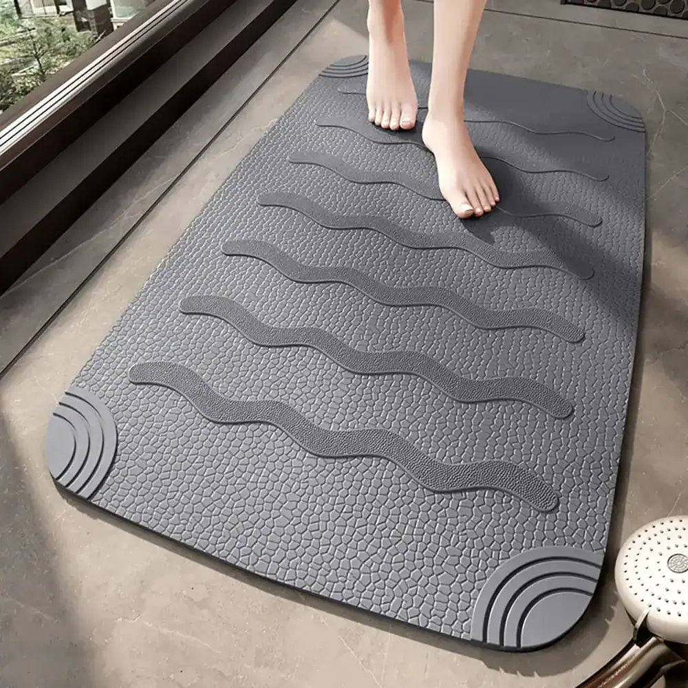 Grijze antislip douchemat voor inloopdouche met golfvormige textuur.