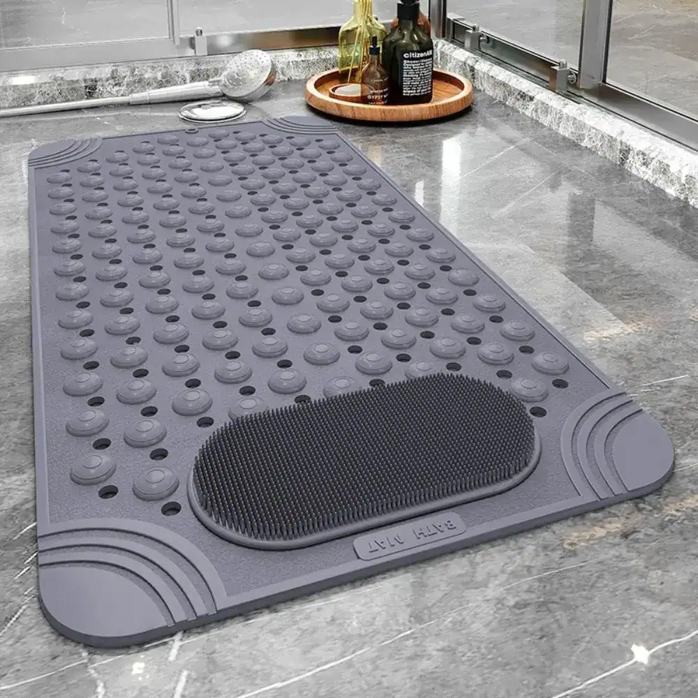 Donkergrijze vierkante douchemat met antislip textuur en borstelzone.