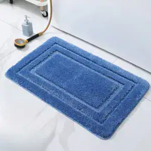 Blauwe douchemat met dubbele rand, geschikt voor badkamer en douche.