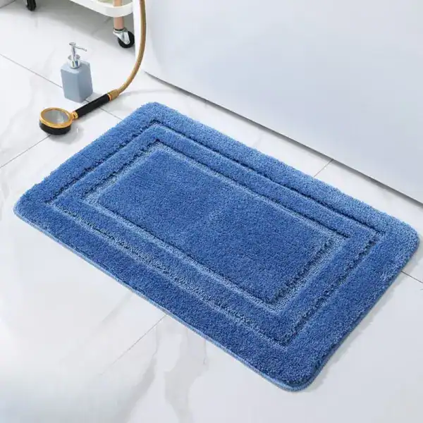 Blauwe douchemat met dubbele rand, geschikt voor badkamer en douche.