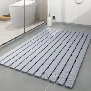 Grijze douchemat hout look met antislip structuur in moderne badkamer.