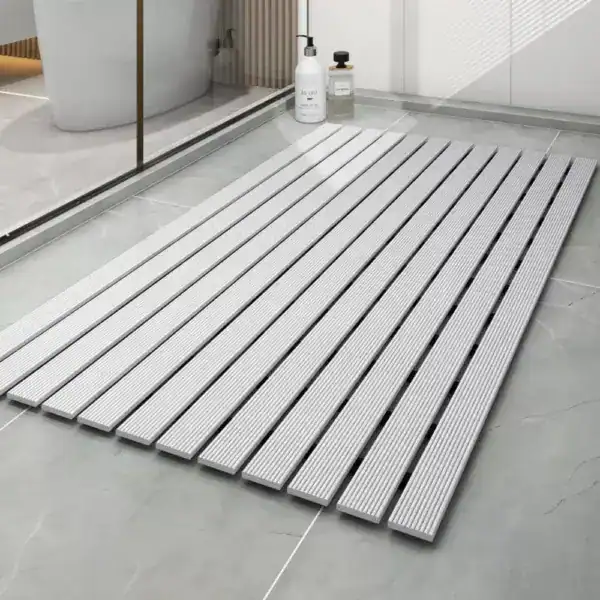 Zilverkleurige douchemat met houten look en antislip structuur in moderne badkamer.