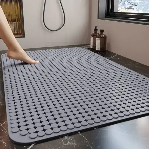 Grijze douchemat met antislip structuur voor badkamer.