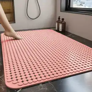 Roze douchemat met antislip textuur in moderne badkamer.