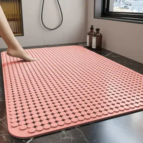 Roze douchemat met antislip textuur in moderne badkamer.