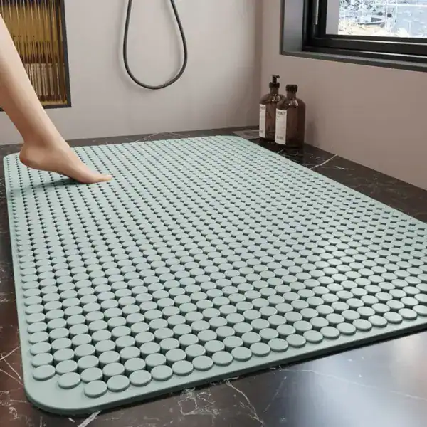 Groene douchemat met antislip textuur in badkamer.
