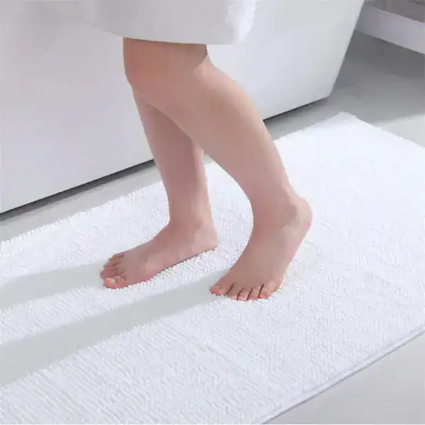 Witte dunne badmat met textuur voor een antislip effect in de badkamer.