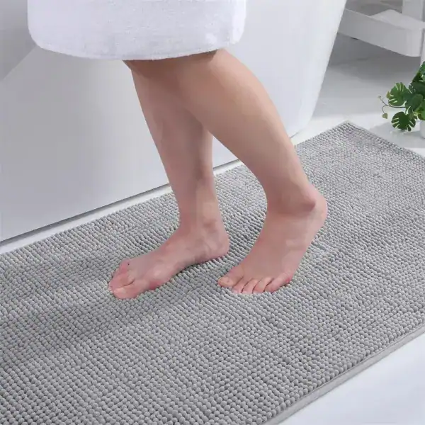 Grijze dunne badmat met antislip textuur voor de badkamer.