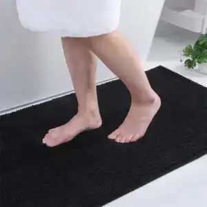 Zwarte dunne badmat met antislip textuur voor de badkamer.