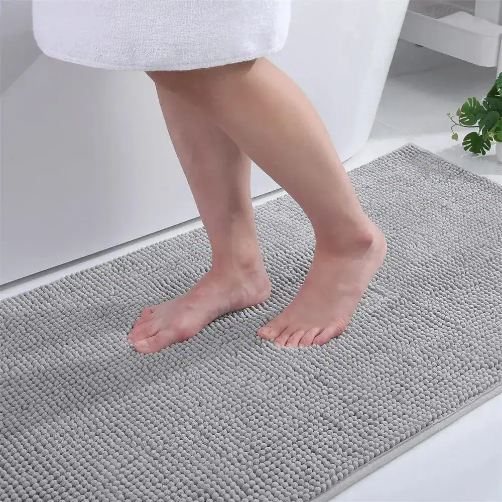 Grijze dunne badmat met antislip textuur voor de badkamer.