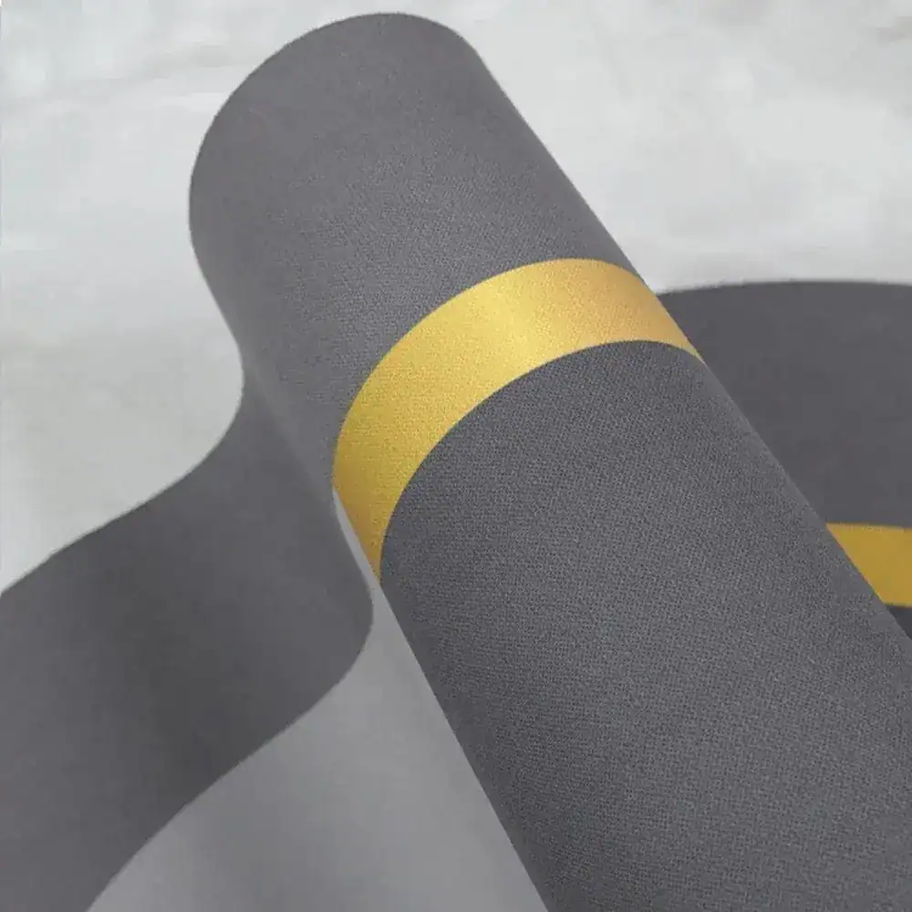 Badmat in grijze kleur met gouden accentband, geschikt voor badkamer en douche.