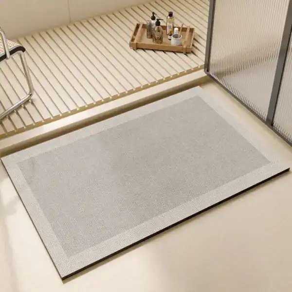 Extra grote badmat met antislip rand, lichtgrijs in moderne badkamer.