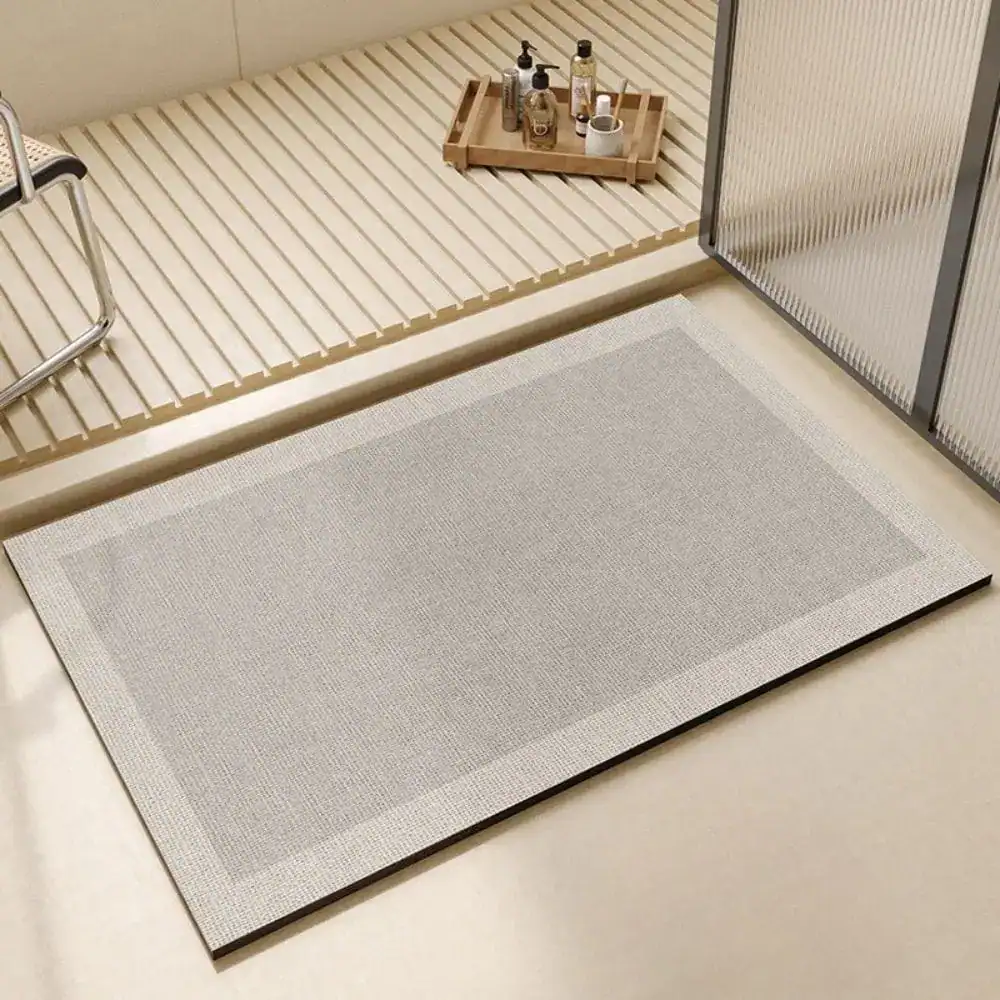Extra grote badmat met antislip rand, lichtgrijs in moderne badkamer.