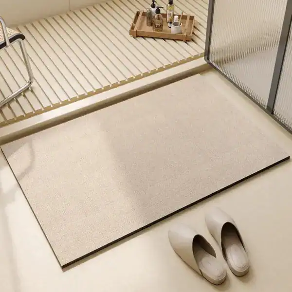 Extra grote badmat met antislip rand, beige kleur voor badkamer.