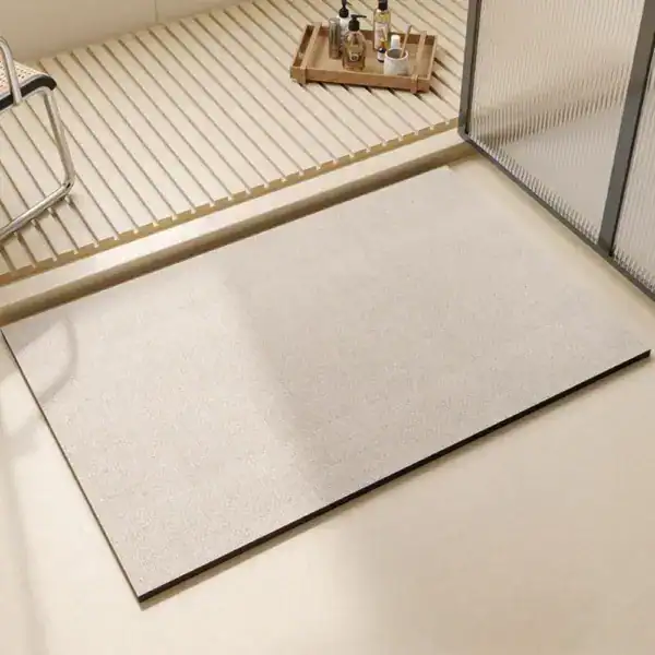 Extra grote badmat met antislip rand, lichtgrijs, voor badkamer of douche.