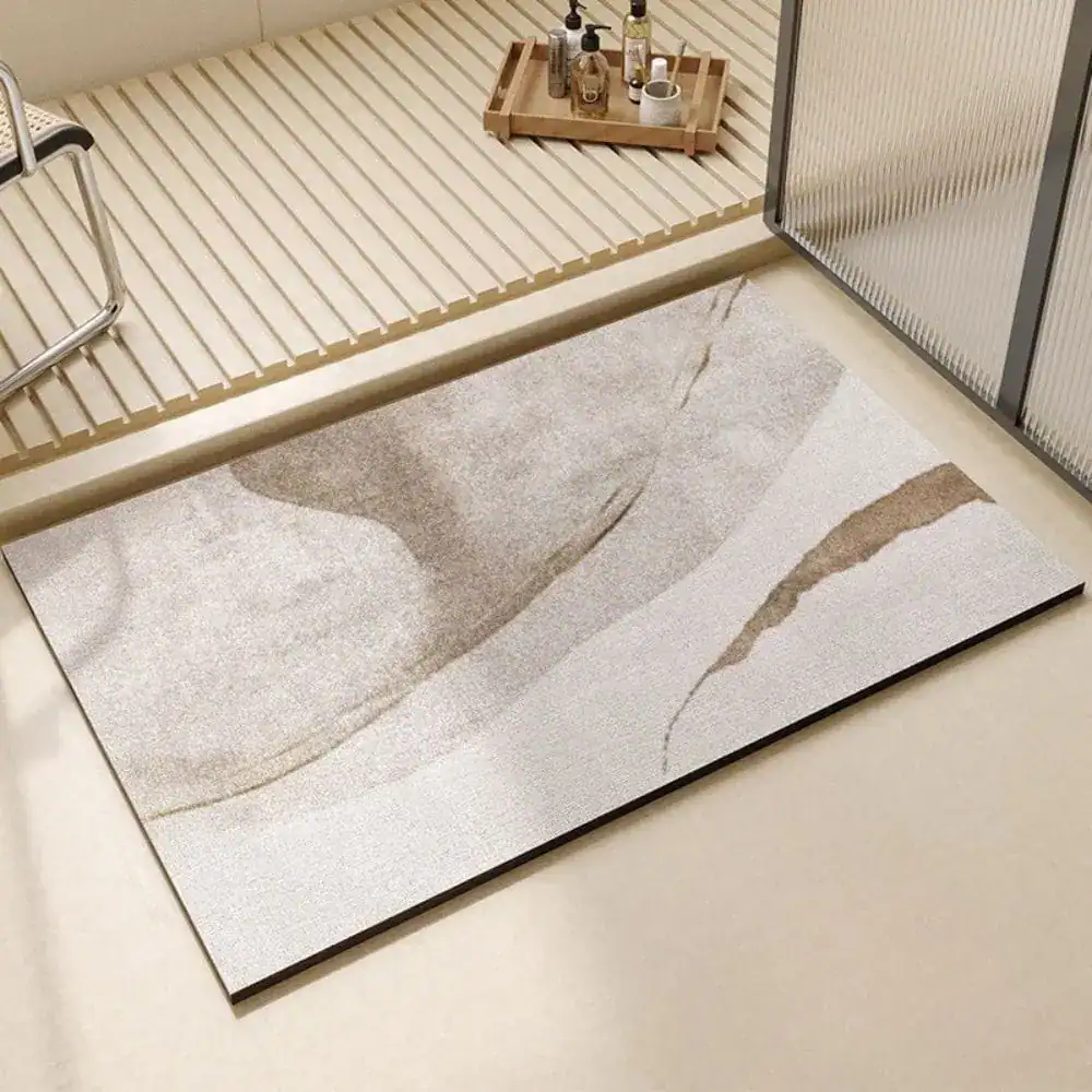Extra grote badmat met abstract patroon in beige en crème, antislip voor badkamer.