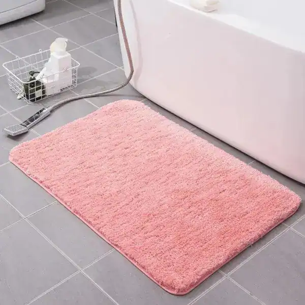 Roze fluffy badmat met antislip onderkant voor badkamer.