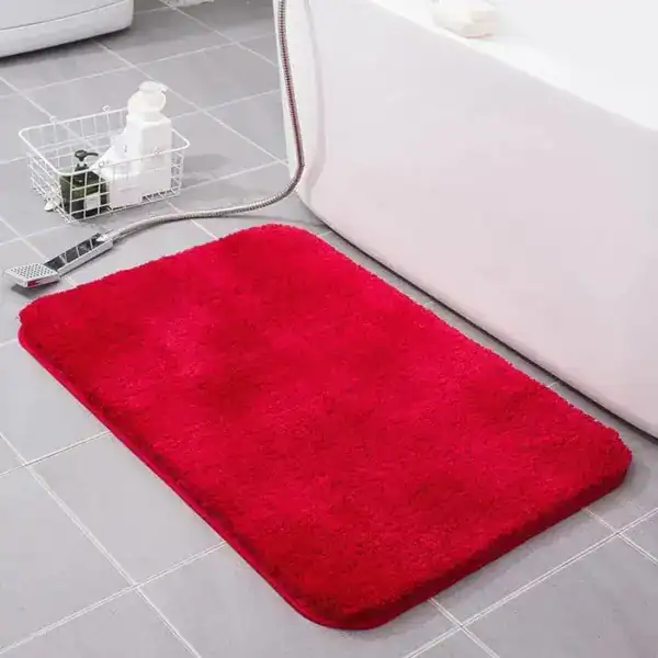 Rode fluffy badmat voor de badkamer, antislip en comfortabel.