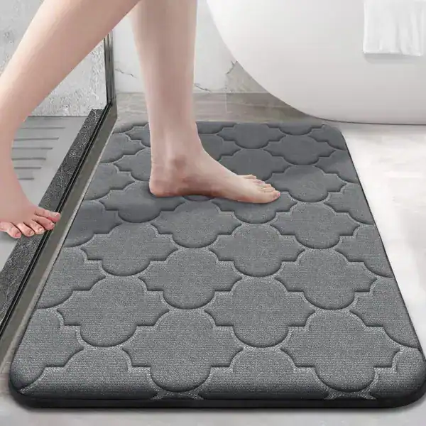 Grijze foam badmat met antislip textuur voor badkamer en douche.