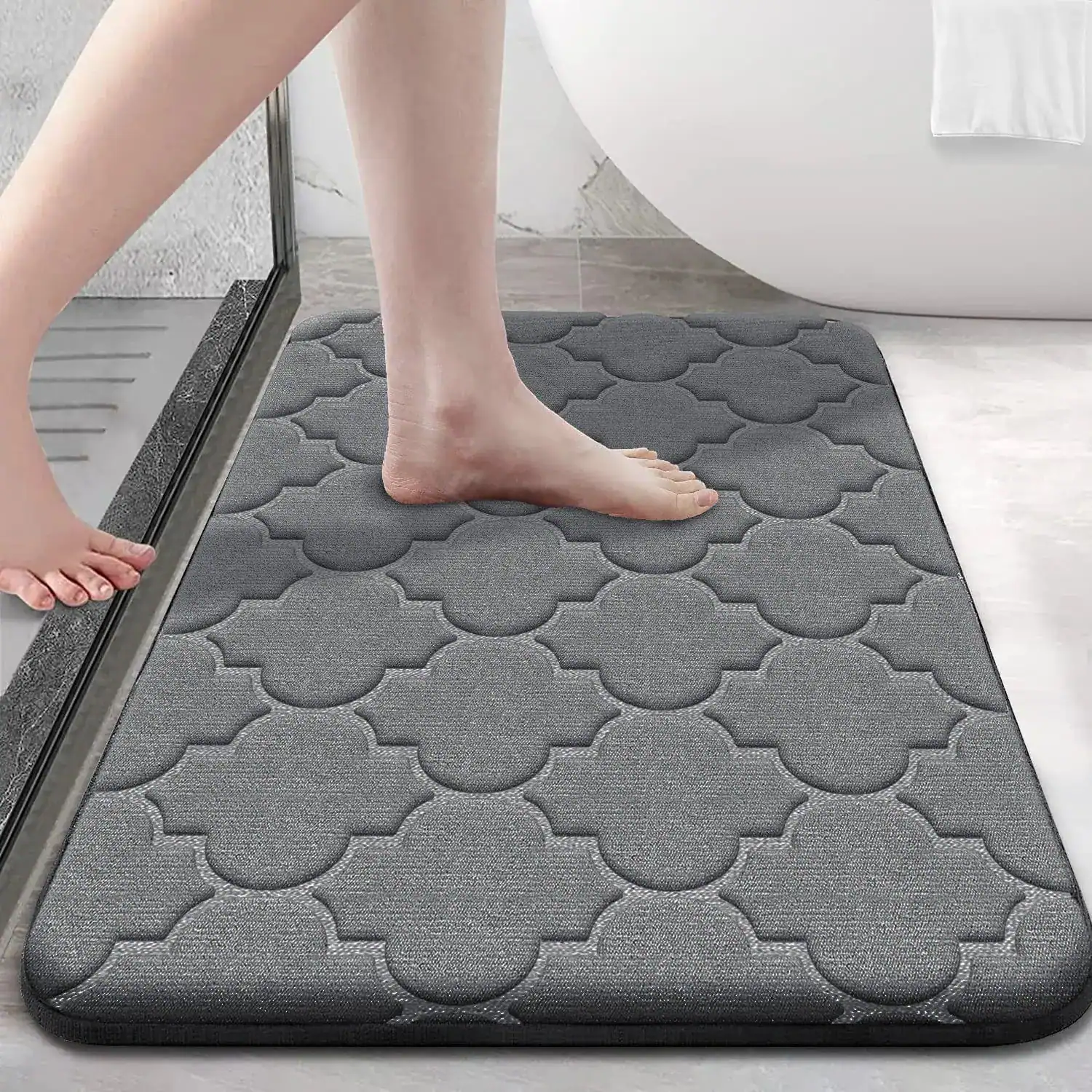 Grijze foam badmat met antislip textuur voor badkamer en douche.