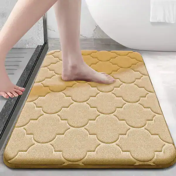 Geel foam badmat met antislip patroon voor badkamer en douche.