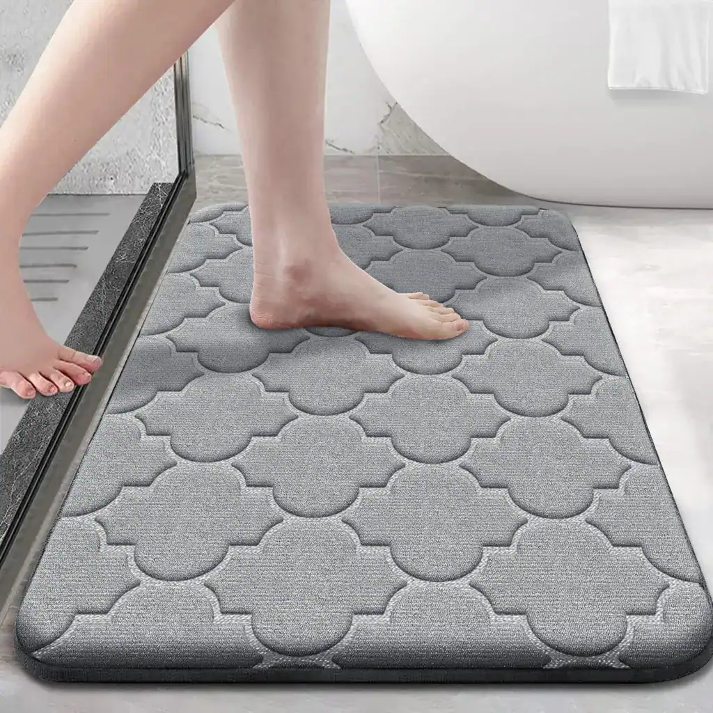 Grijze foam badmat met antislip textuur voor badkamer en douche.