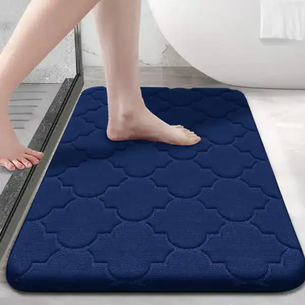 Donkerblauwe badmat met antislip textuur voor de badkamer.