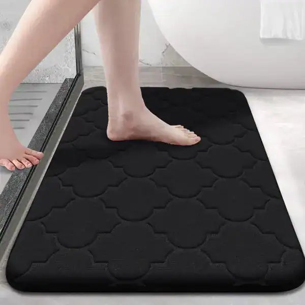 Zwarte foam badmat met antislip textuur voor badkamer en douche.