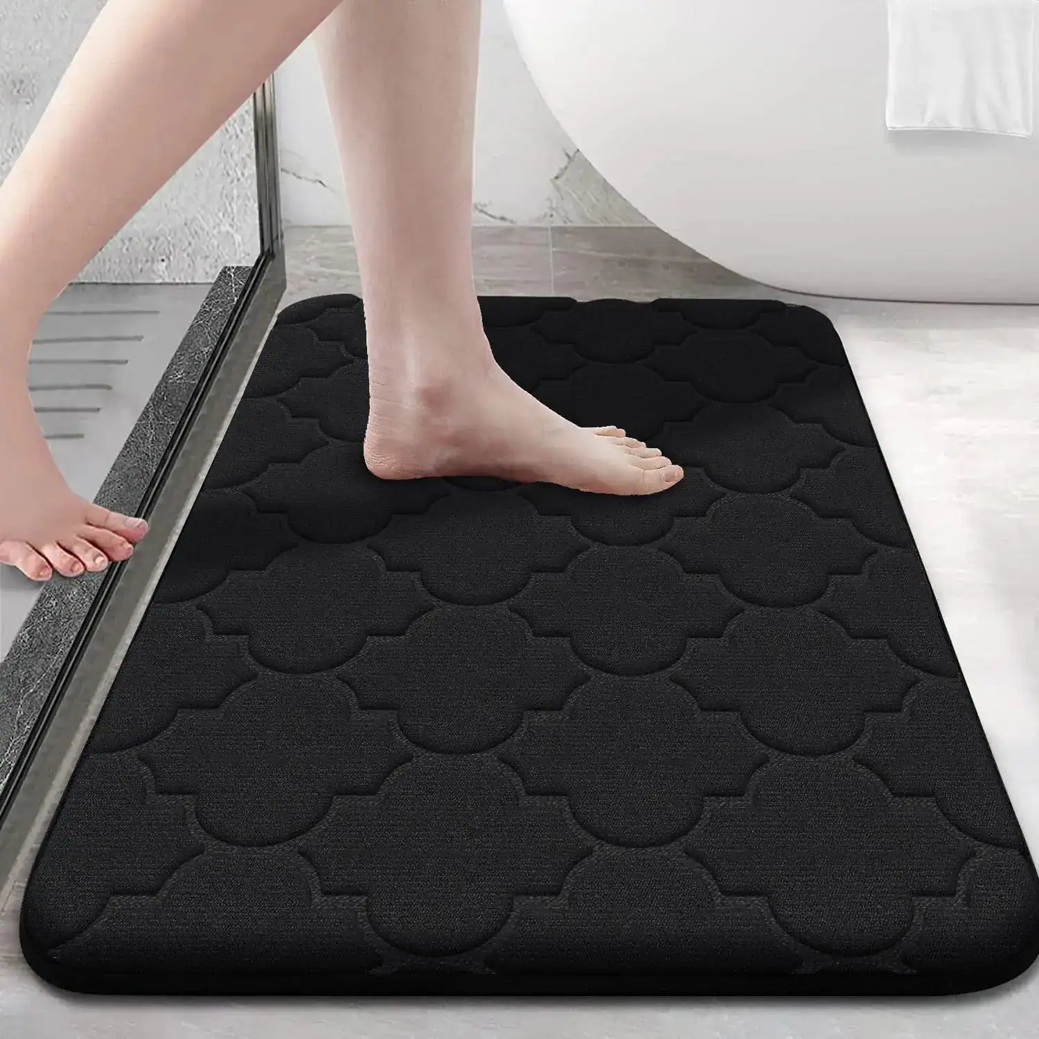 Zwarte foam badmat met antislip textuur voor badkamer en douche.