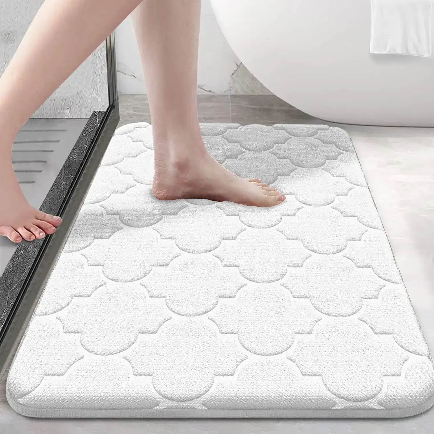 Witte foam badmat met antislip patroon voor badkamer en douche.
