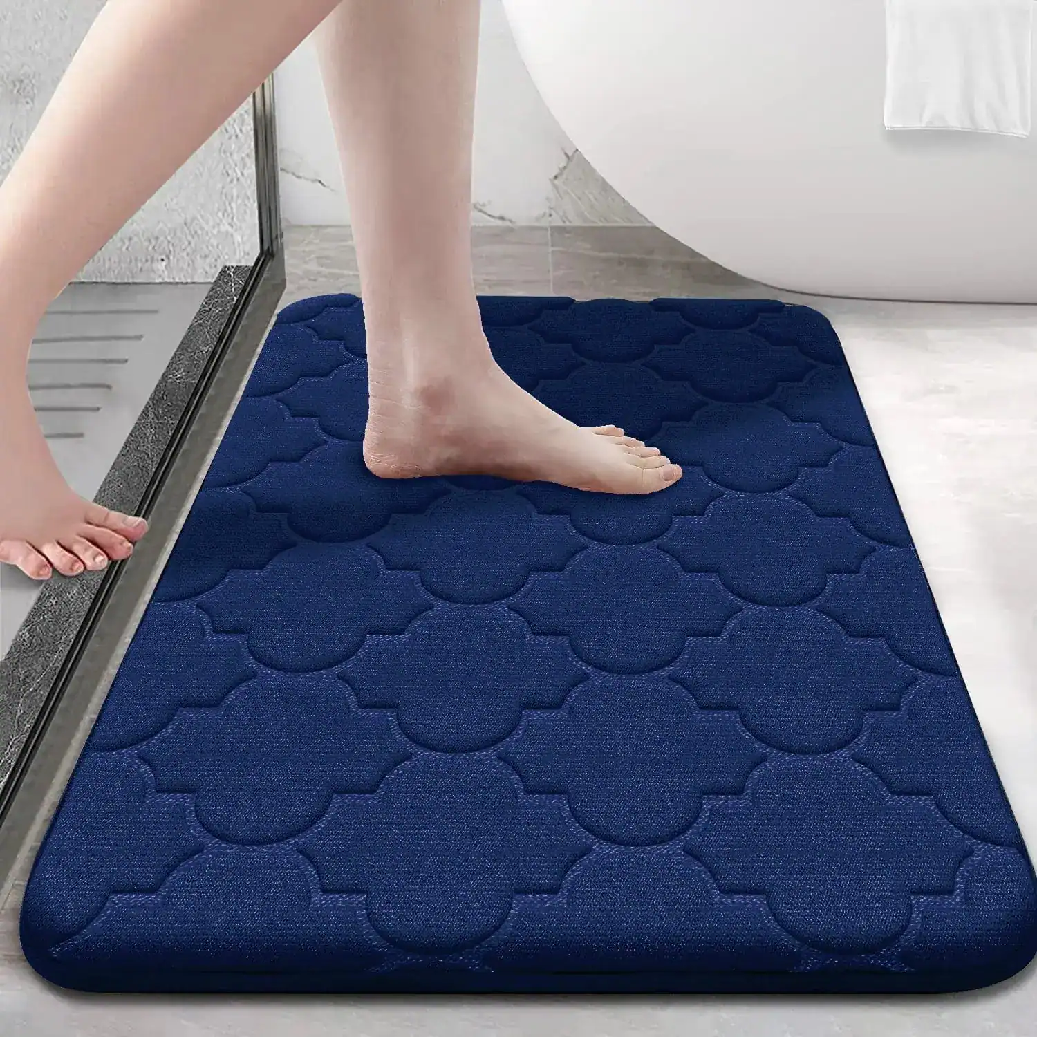 Donkerblauwe badmat met antislip textuur voor de badkamer.