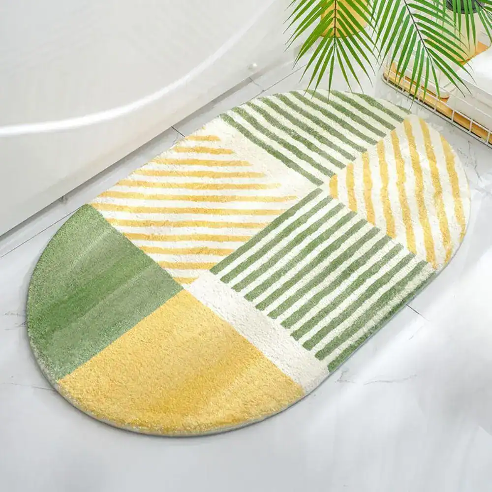 Gebogen badmat met groen en geel gestreept patroon voor badkamer.