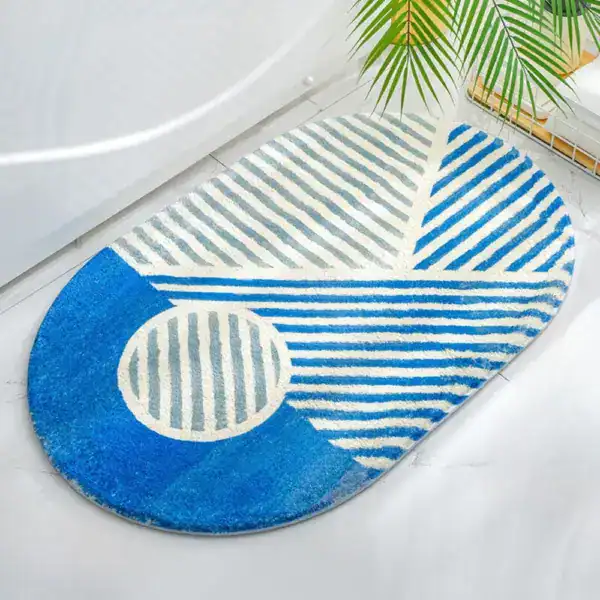 Gebogen badmat met blauwe en witte strepenpatronen, antislip, badkamermat.