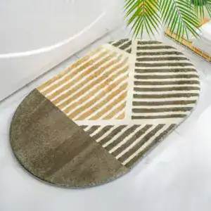 Gebogen badmat met gestreepte patroon in beige en grijs, voor badkamer.