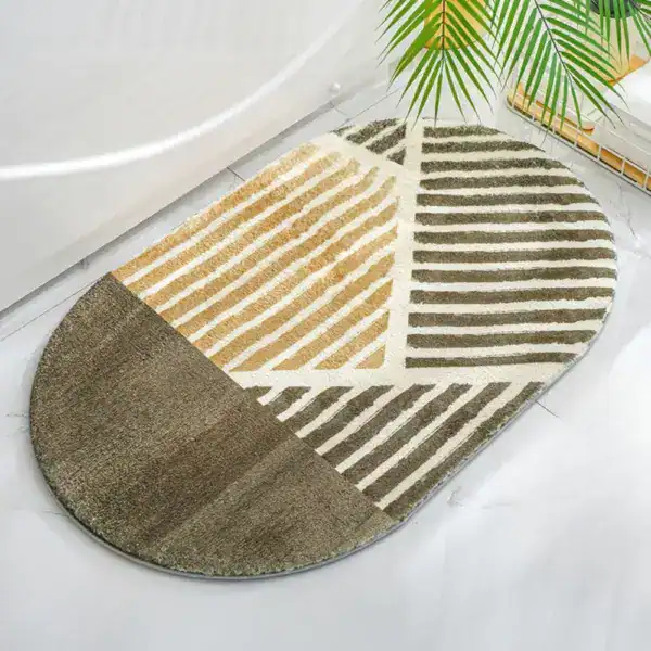 Gebogen badmat met gestreepte patroon in beige en grijs, voor badkamer.
