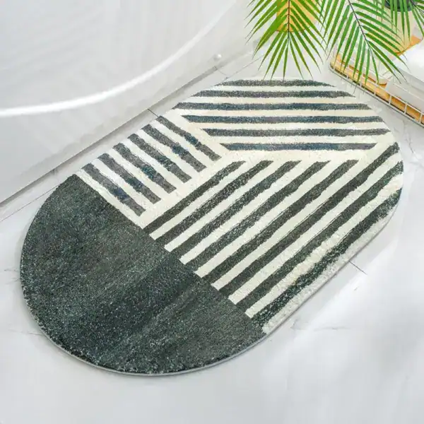 Gebogen badmat met zwart-wit strepenpatroon voor badkamer.