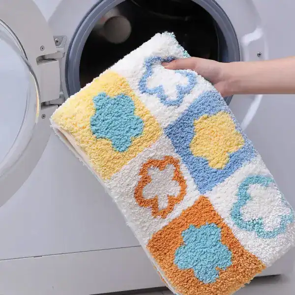 Gekleurde badmat met bloemmotief, uit de wasmachine gehaald.