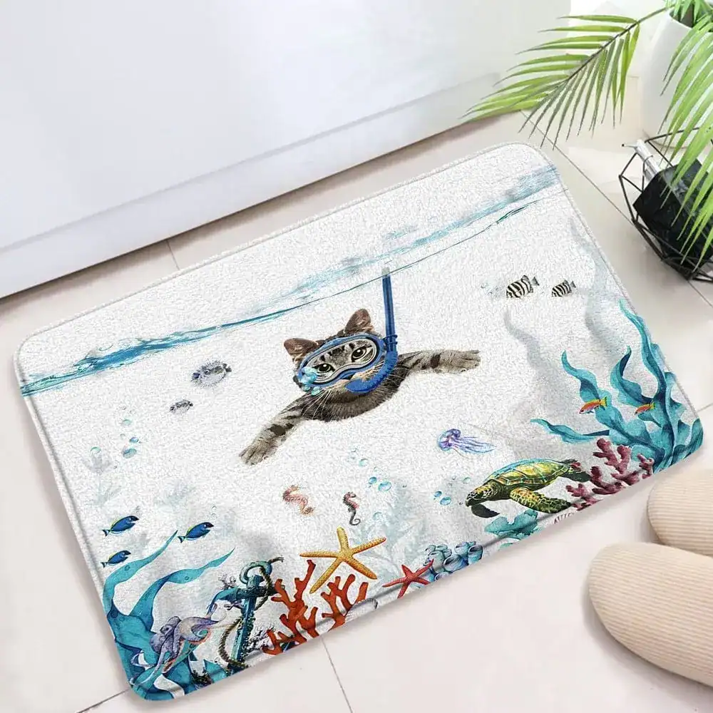 Badmat met kat die duikt onder water, badkamermat met zeemeeuwen en koraal.