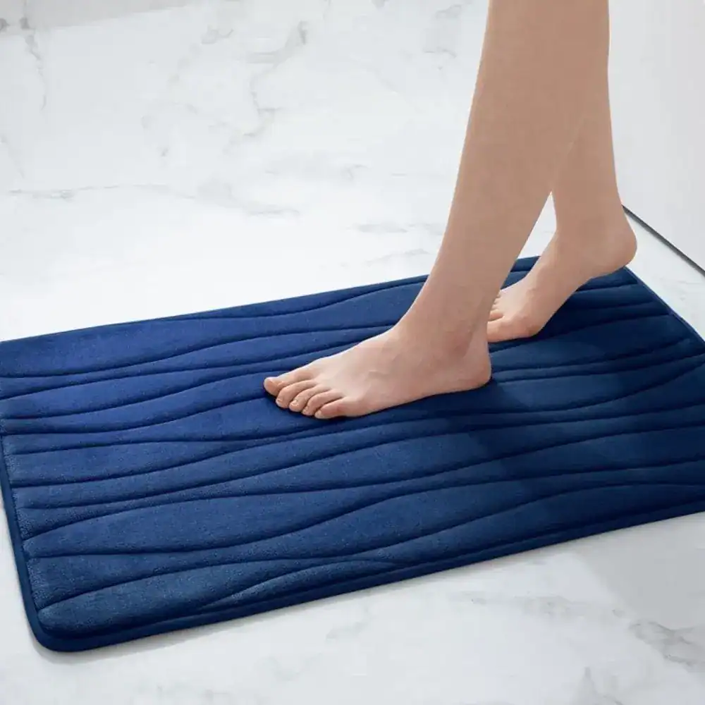 Donkerblauwe badmat met golfvormige textuur, antislip voor badkamer.