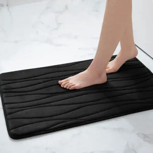 Zwarte badmat met golvend patroon voor de badkamer.