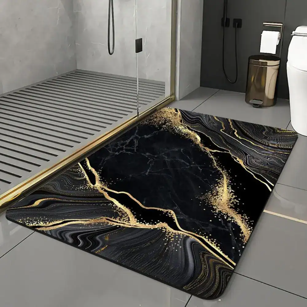 Gouden badmat met zwart marmerpatroon voor badkamer.