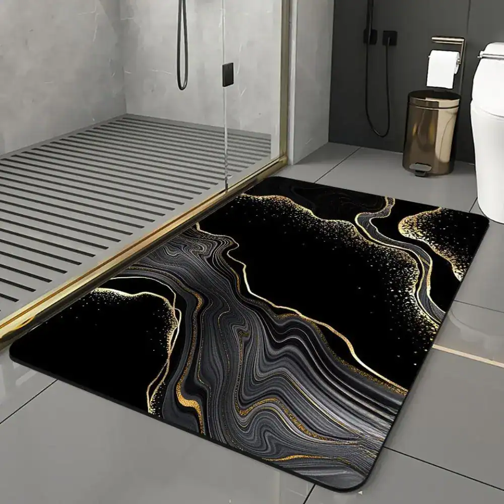 Gouden badmat met zwart marmerpatroon voor badkamer.
