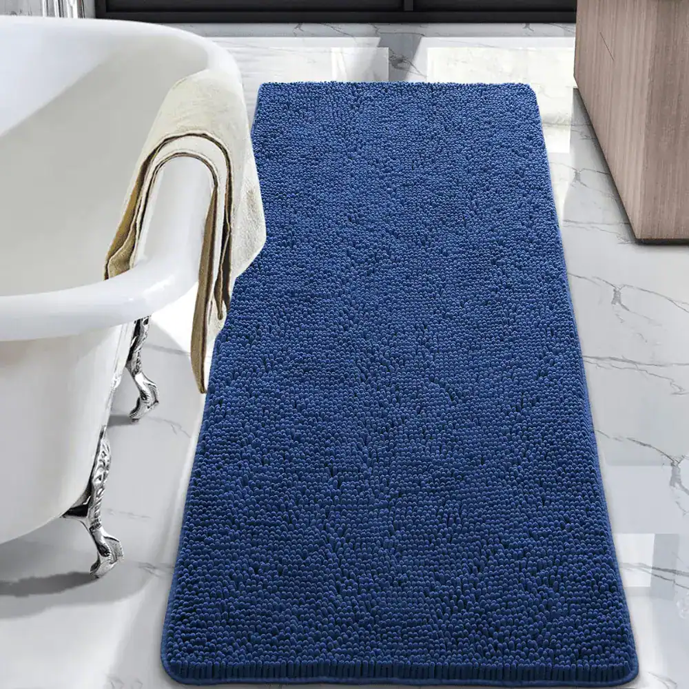 Grote blauwe badmat met antislip textuur voor de badkamer.